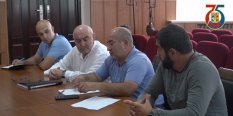 «Формирование комфортной городской среды» и «Мой Дагестан-Мои дороги» обсудили в Каспийске